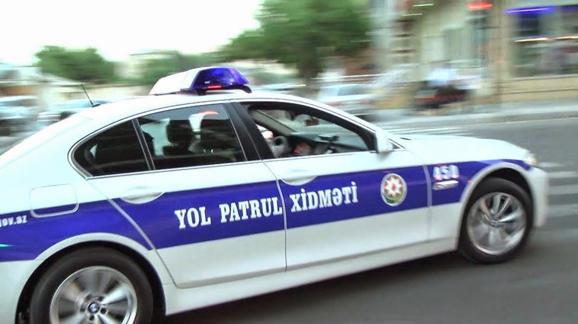 Yol polisi yolunu azan sürücüyə kömək etdi - VİDEO