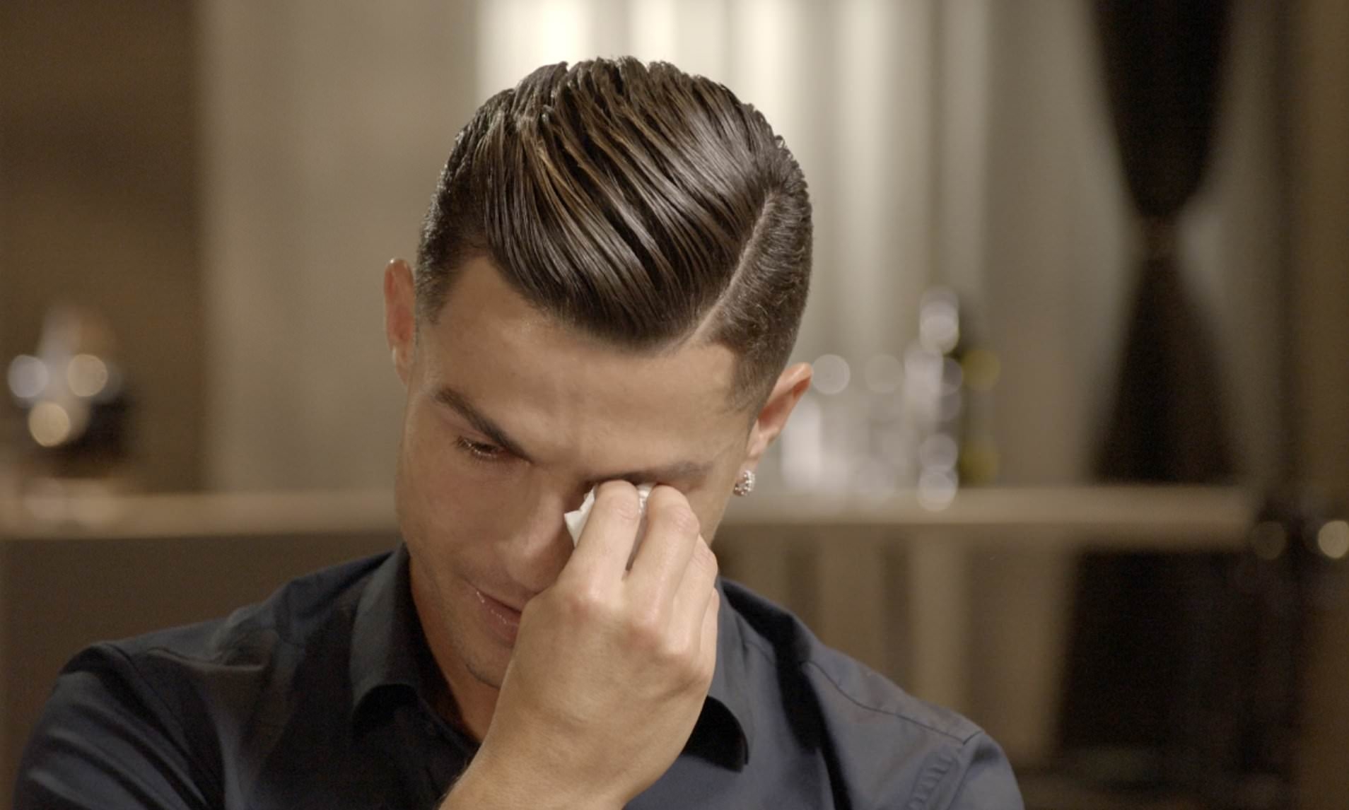 Ronaldo gözyaşlarını saxlaya bilmədi - VİDEO