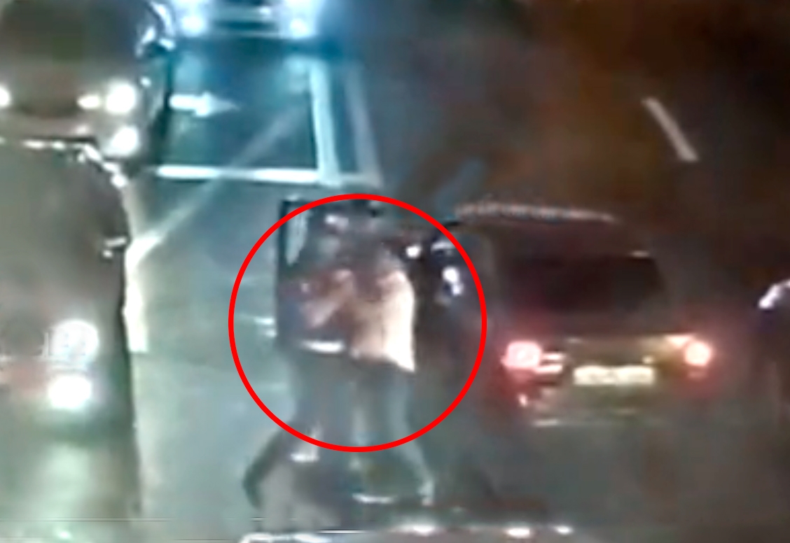 Bakıda taksi sürücüsü yol polisinə hücum etdi - Şok görüntülər - VİDEO