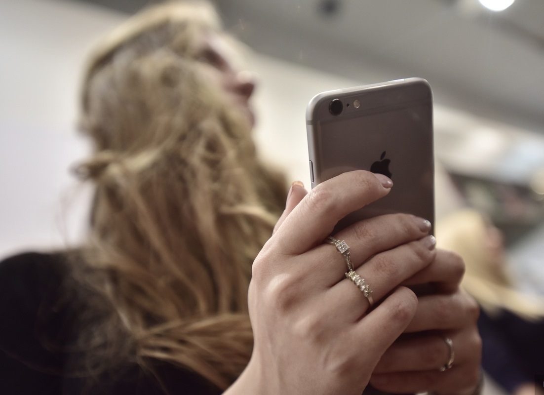 Rəfiqələr “iPhone”a görə 19 yaşlı gənci zorlayıb telefona çəkdilər - VİDEO