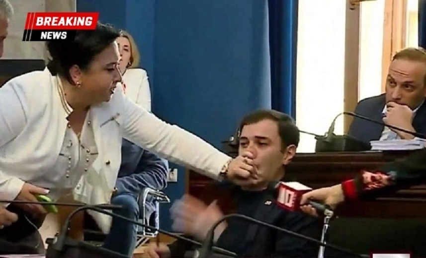 Gürcüstan parlamentində qadın deputat həmkarının üzünə vurdu - VİDEO
