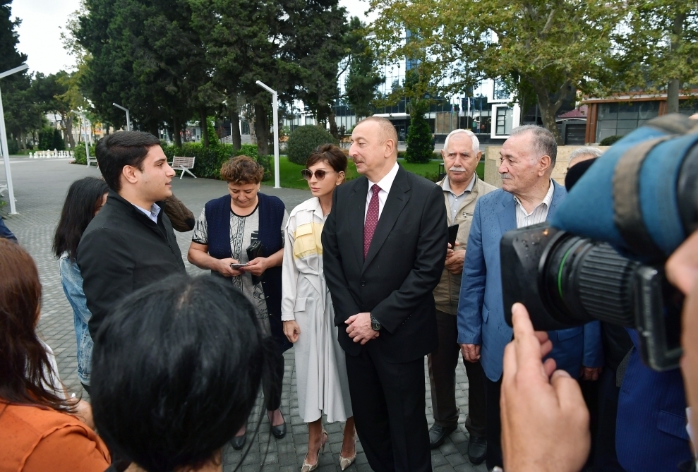 Prezident İlham Əliyev və birinci xanım xalqın içində - FOTO
