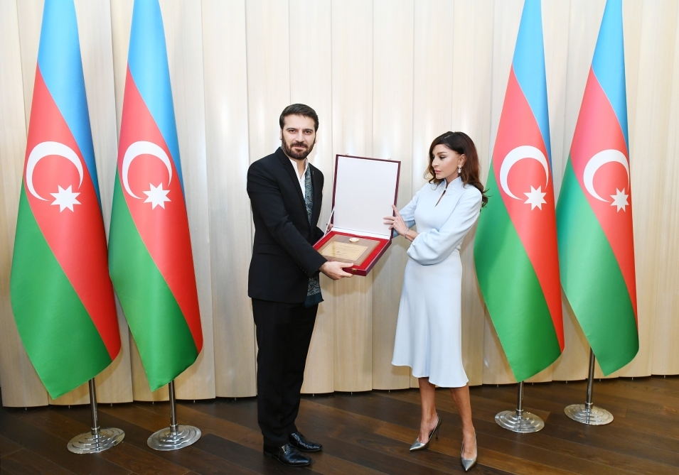 Mehriban Əliyeva Sami Yusufa Azərbaycan Prezidentinin fəxri diplomunu təqdim edib - FOTO