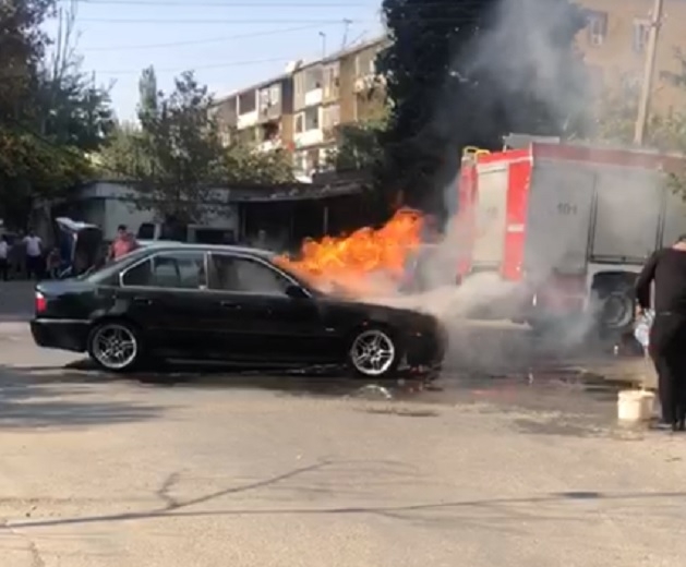 Bakıda BMW küçənin ortasında yandı - VİDEO