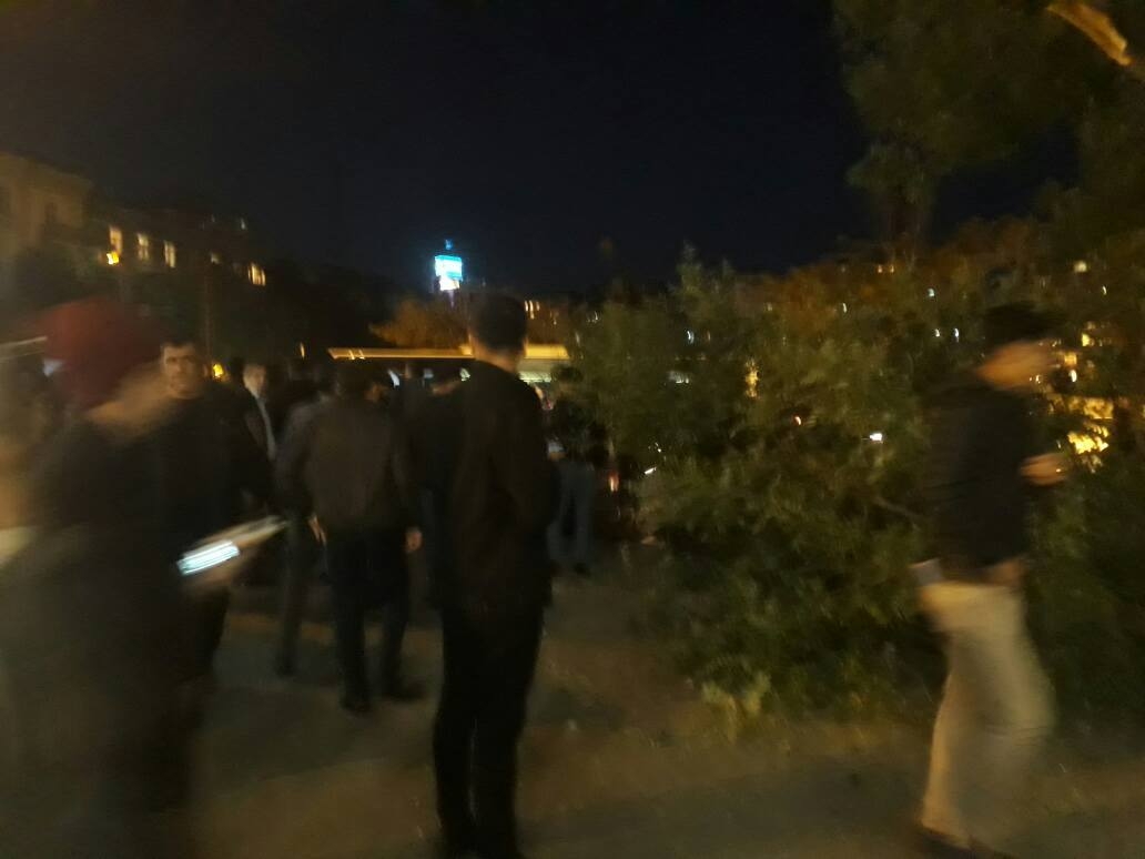 "Elmlər Akademiyası"nın qarşısında ağac qadınların üstünə aşıb: 3 yaralı - FOTO - YENİLƏNİB