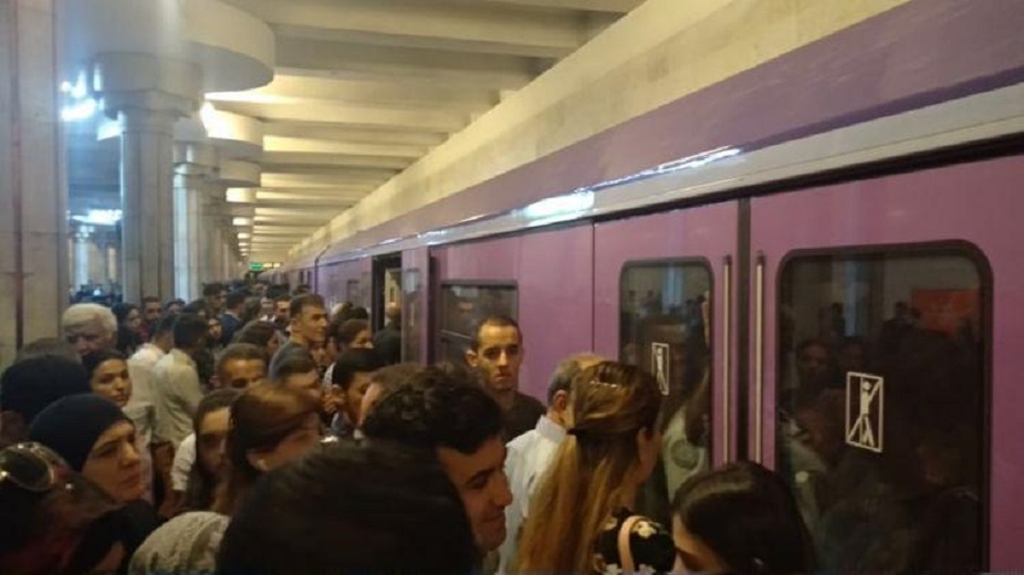 Bakı metrosunda yeni qatar xarab oldu - işıqları söndü