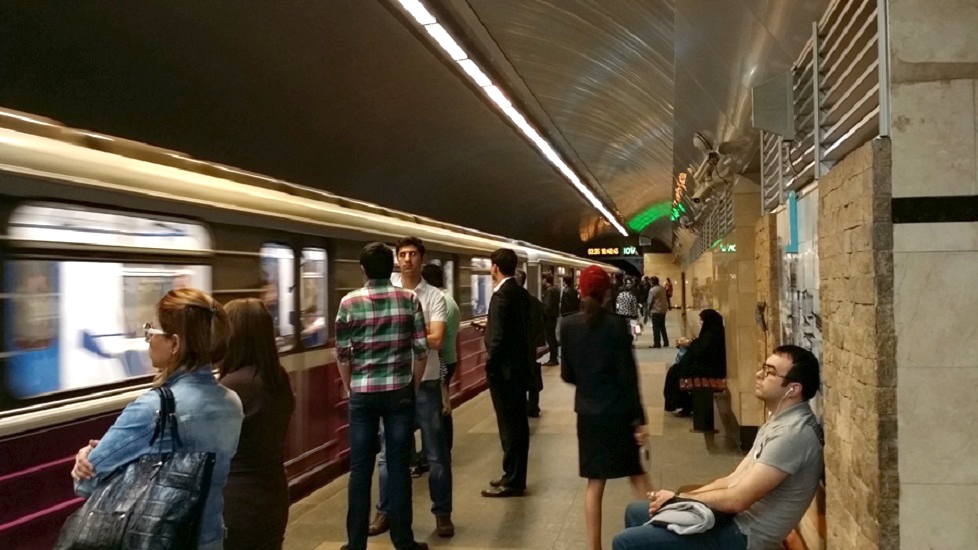 Metroda problem yarandı - Sərnişinlər qatarlardan çıxarıldılar
