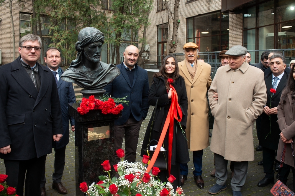 Leyla Əliyeva Nəsiminin Moskvadakı heykəlinin açılışında - VİDEO
