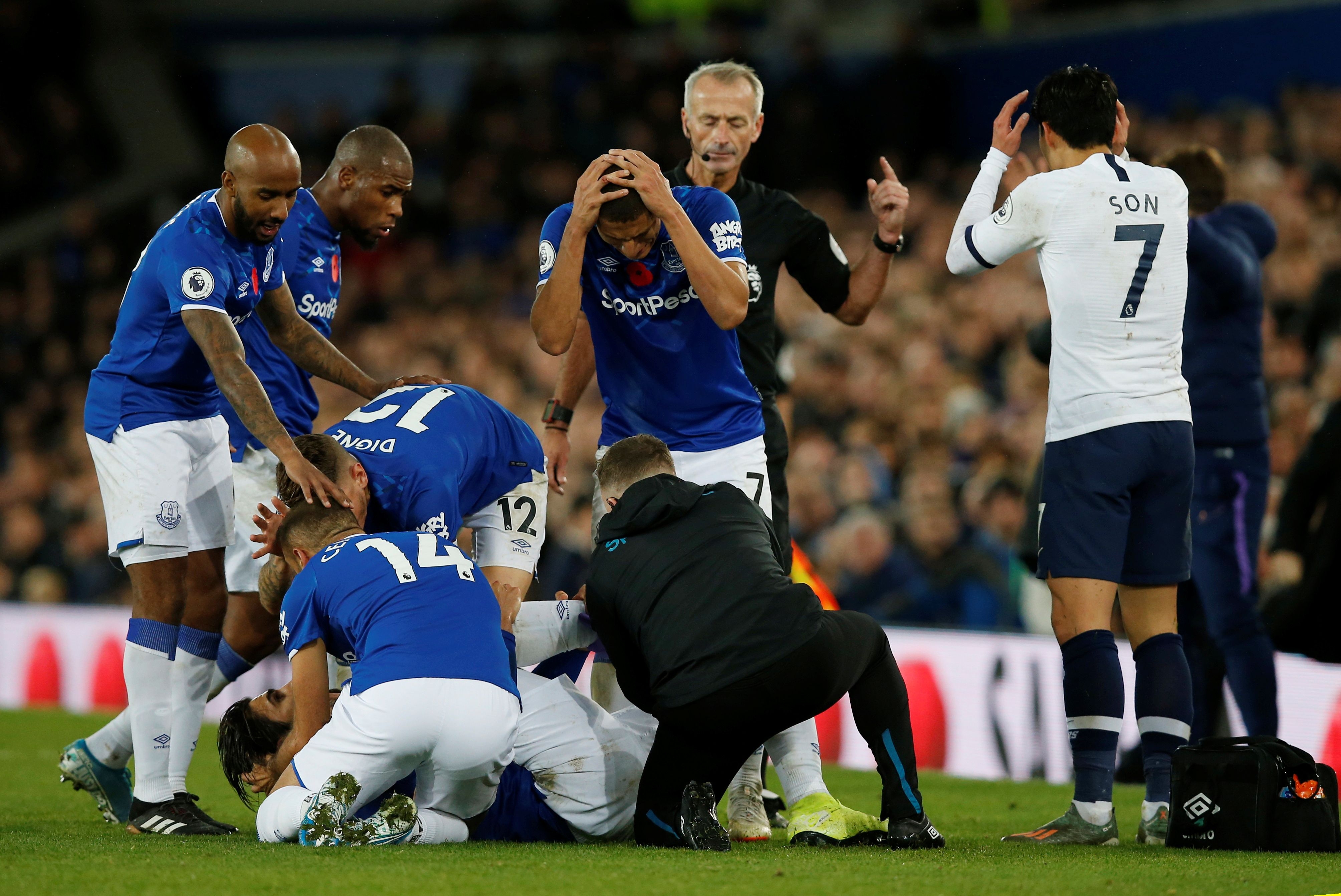 “Everton” – “Totenhem” matçında futbolçunun ayağı sındı - VİDEO