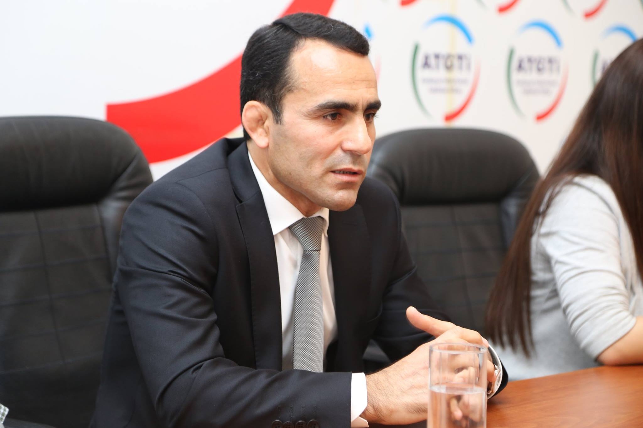 Olimpiya çempionu Namiq Abdullayev Əlibəylini döyən qardaşından danışdı