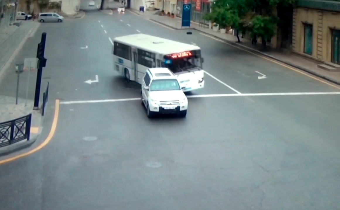 Bakıda avtobus sürücüsü qaydaları pozub qəzaya səbəb oldu - VİDEO