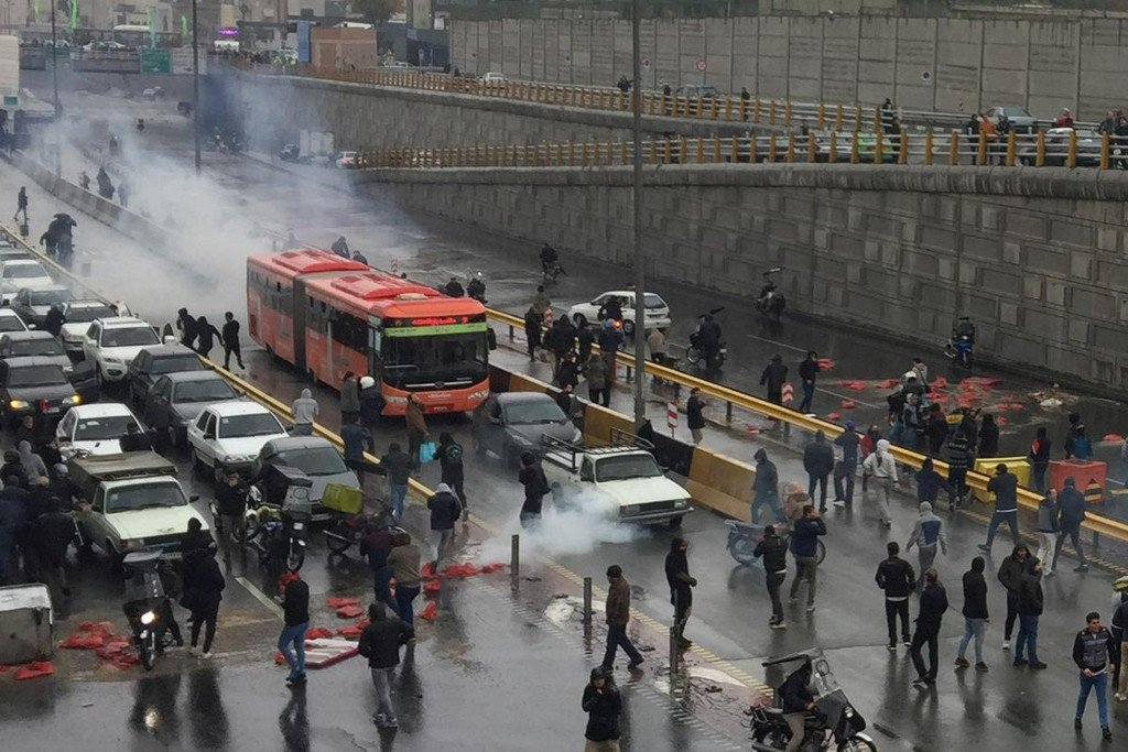 İranda benzinin bahalaşması insanları ayağa qaldırdı - VİDEO