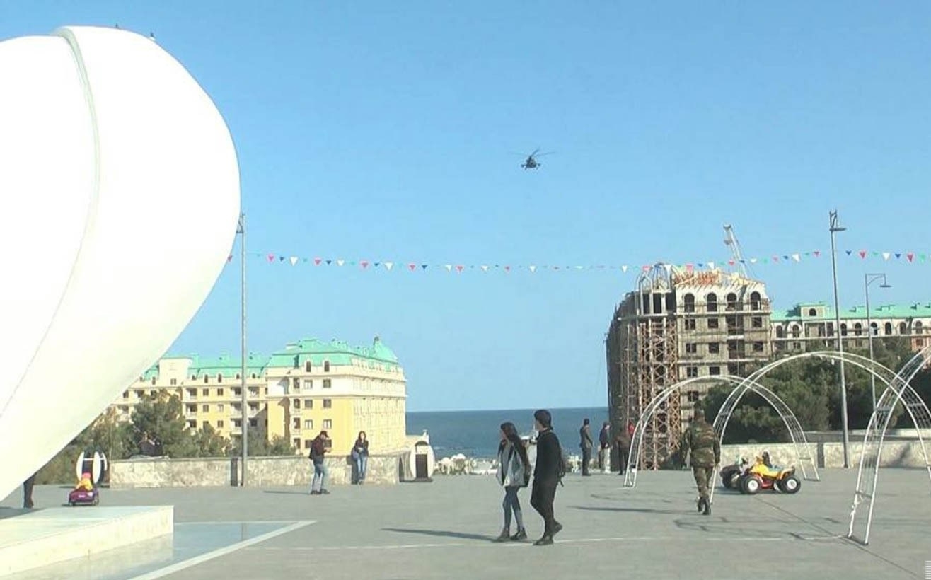 Sumqayıt səmasında uçan helikopterlərdən dəvətnamə paylandı - FOTO