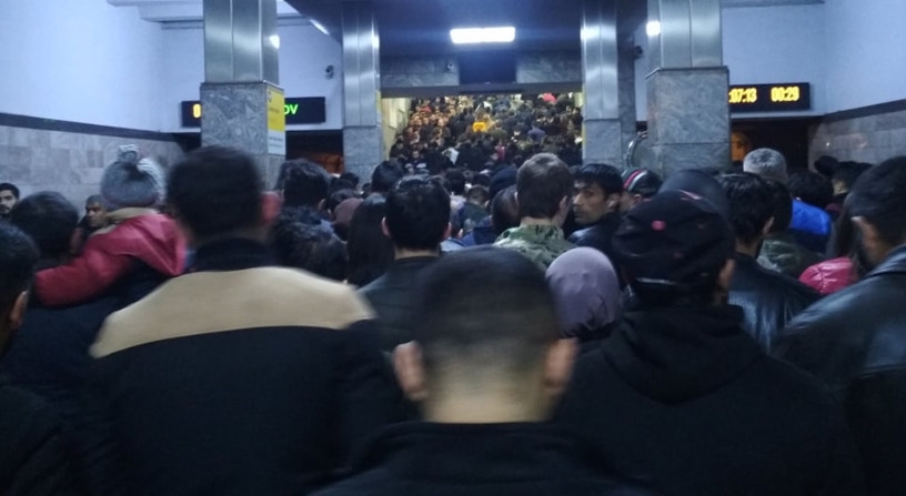 Bakı metrosunda sıxlıq - Sərnişinlər problem yaşadı