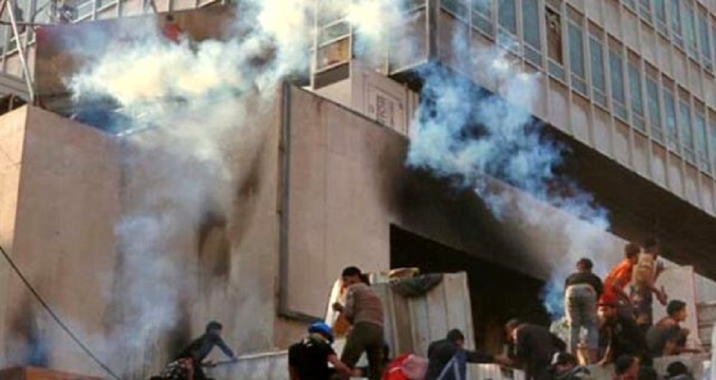 İraqda nümayişçilər qubernatorluq binasını yandırıblar - VİDEO