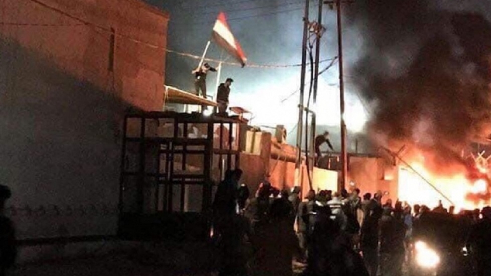 İraqda nümayişçilər konsulluq binasını yandırdı