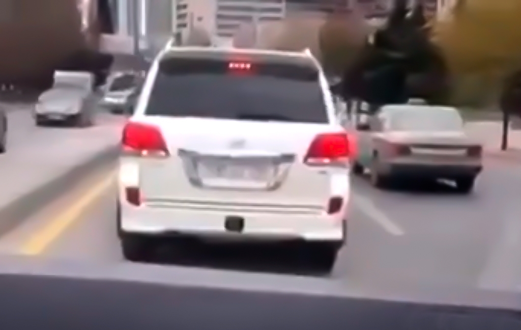 “Land Cruiser” sürücüsü ölüm ayağında olan xəstənin yolunu kəsdi - VİDEO