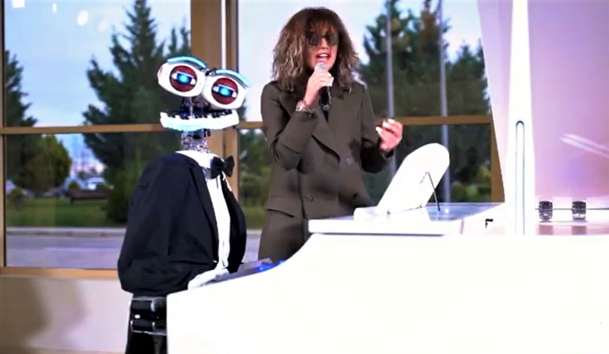 Röya dünya şöhrətli robotla birgə mahnı oxudu - VİDEO