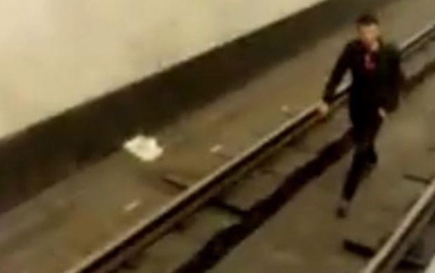 Bakı metrosunda qorxulu anlar: Bir nəfər relslərin üstünə düşdü - VİDEO