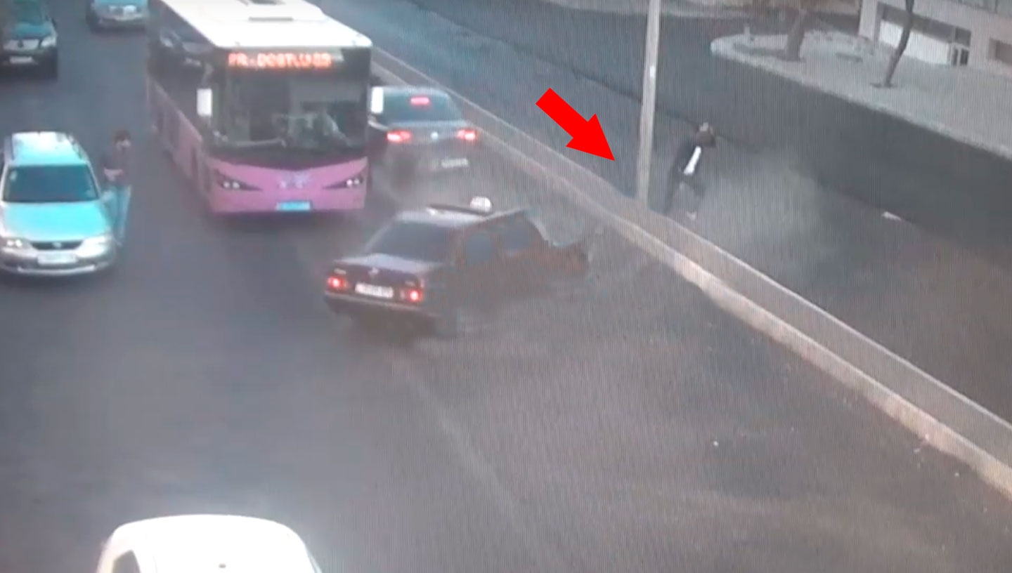 Bakıda taksi sürücüsü qəzaya səbəb oldu - piyada son anda xilas oldu - VİDEO