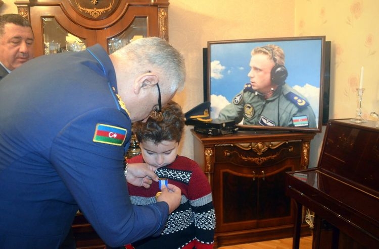 Şəhid pilotun medalı ailəsinə təqdim olunub - FOTO