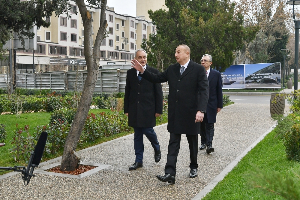 Prezident İlham Əliyev Bakının daha bir parkında aparılan yenidənqurma işləri ilə tanış olub - YENİLƏNİB - FOTO