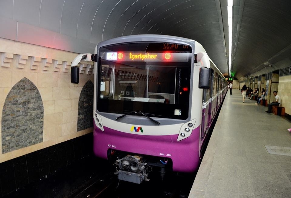 Bakı metrosunda qatar yoluna pirotexniki vasitə atıldı