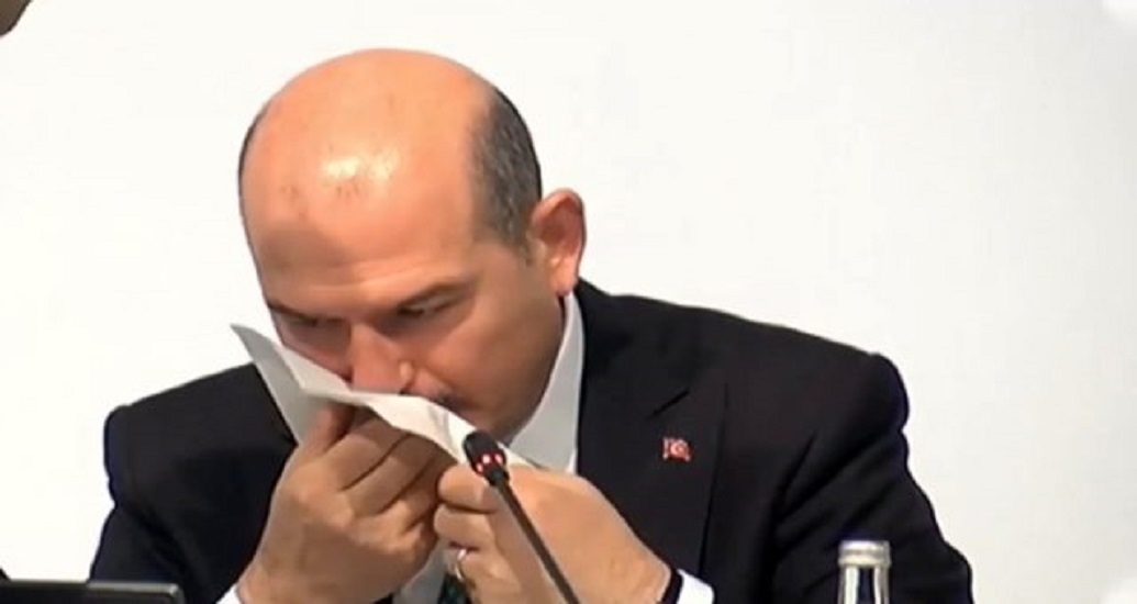 Türkiyədə konfransda nazirin burnundan qan gəldi, yayım dayandırıldı - VİDEO