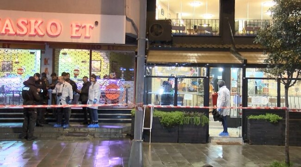 İstanbulda xəncərlə restorana hücum edən şəxs öldürüldü - VİDEO