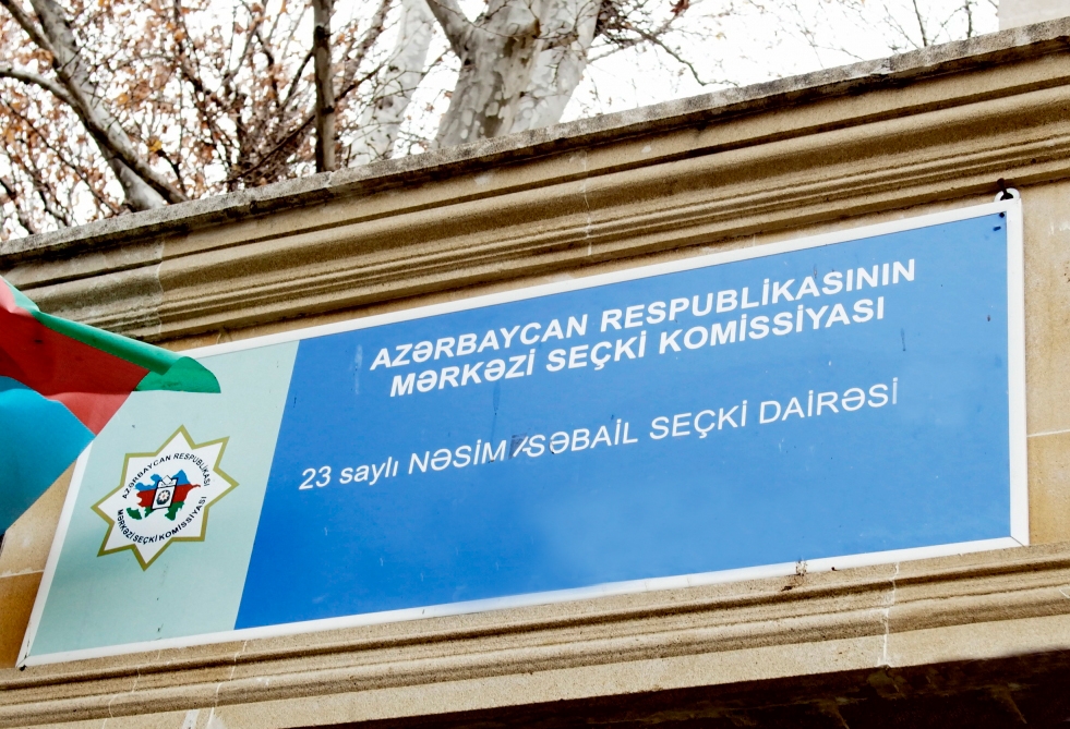 23 saylı Nəsimi-Səbail seçki dairəsində plakatları kim sökür?