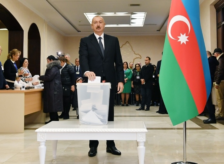Prezident İlham Əliyev 6 saylı seçki məntəqəsində səs verdi - VİDEO