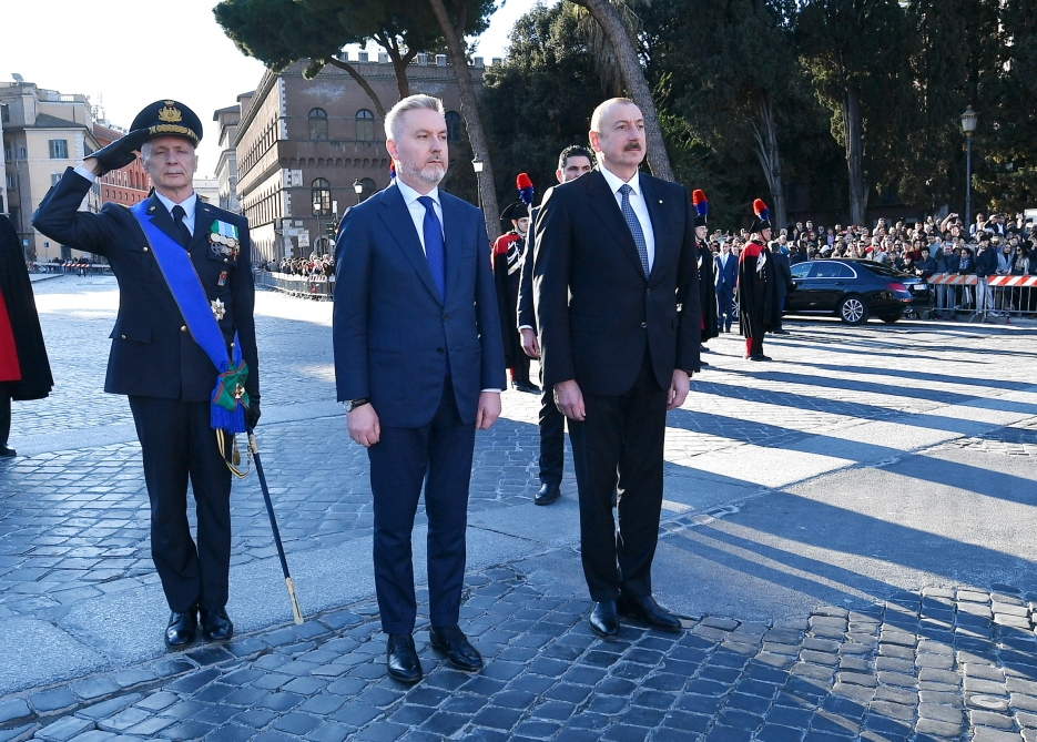 Prezident İlham Əliyev Romada naməlum əsgər abidəsini ziyarət etdi - FOTO