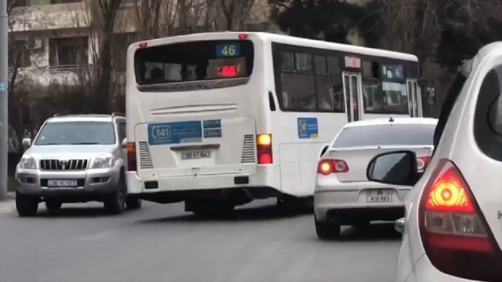 Bakıda avtobus sürücüsü sərnişinlərin həyatını təhlükəyə atdı - VİDEO
