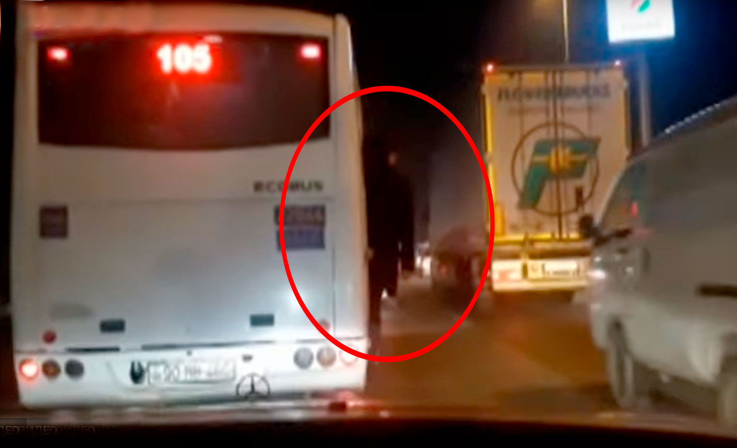 TƏHLÜKƏ: Bakıda avtobus qapısı açıq vəziyyətdə sərnişin daşıyır - VİDEO