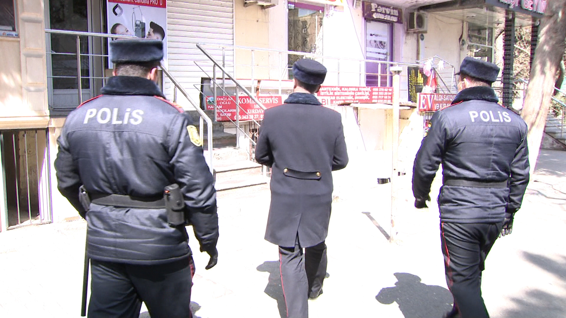 Polislər əhalinin xüsusi karantin rejiminə riayət etməsi üçün tədbirlər görür - FOTO