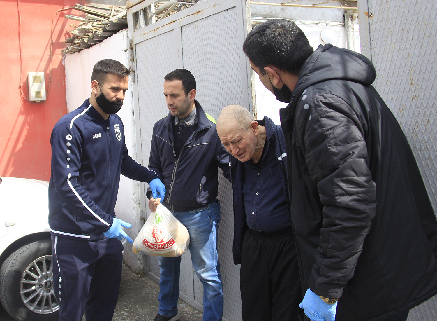 "Sumqayıt"ın futbolçuları “Evdə qal, sağlam qal” aksiyası çərçivəsində yaşlı sakinlərə baş çəkib - FOTO