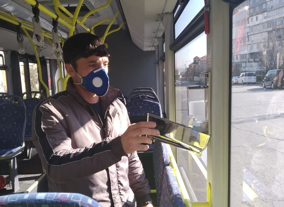 Sərnişinlər avtobuslara quraşdırılan dezinfeksiya qablarını qırır - FOTO