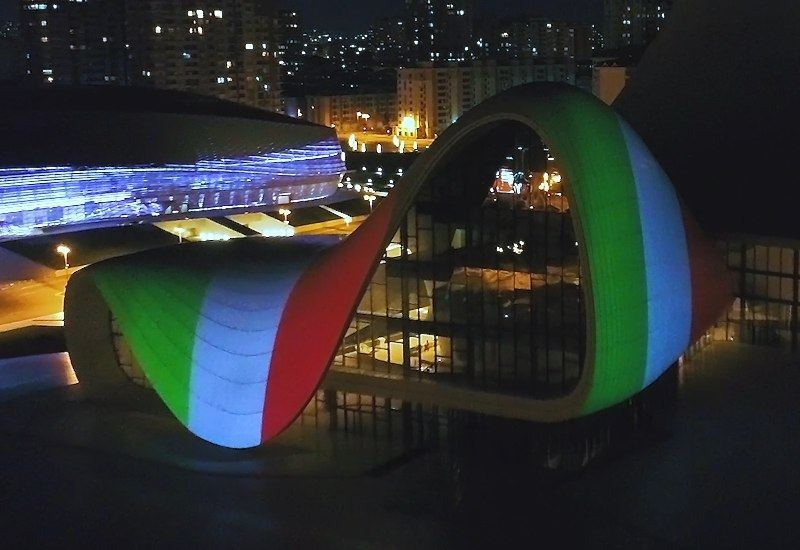 Heydər Əliyev Mərkəzinin fasadında İtaliya bayrağının əks olunması italyanlar tərəfindən maraqla qarşılanıb