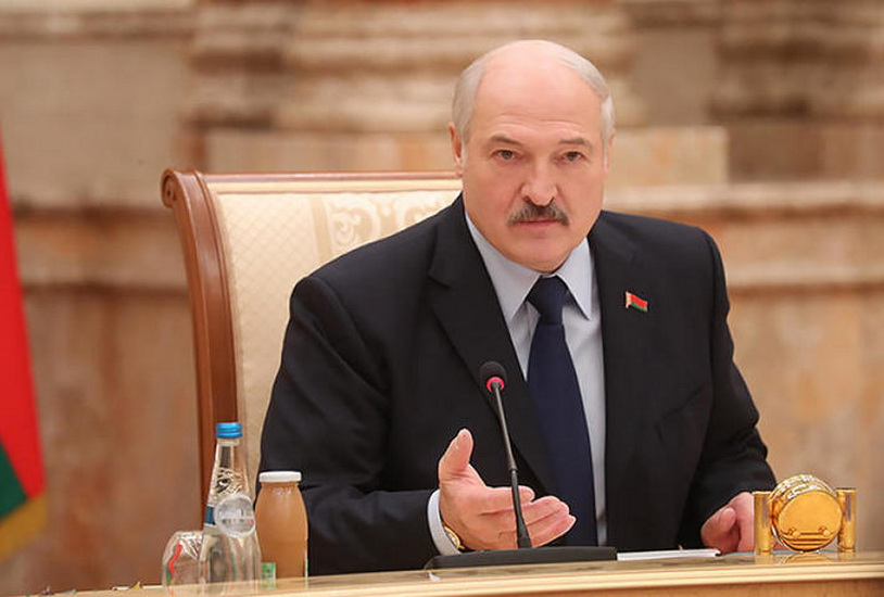 Lukaşenko Belarus iqtisadiyyatına dəyən üç zərbədən şikayətləndi