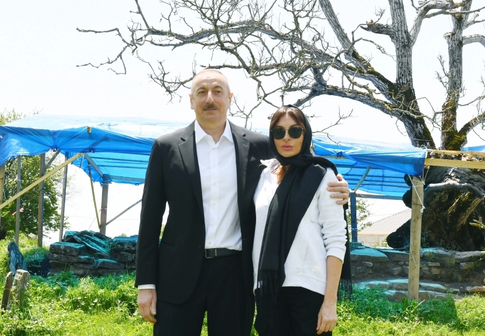 İlham Əliyev və Mehriban Əliyeva Pir Ömər Sultan ziyarətgahında - FOTO (YENİLƏNİB)