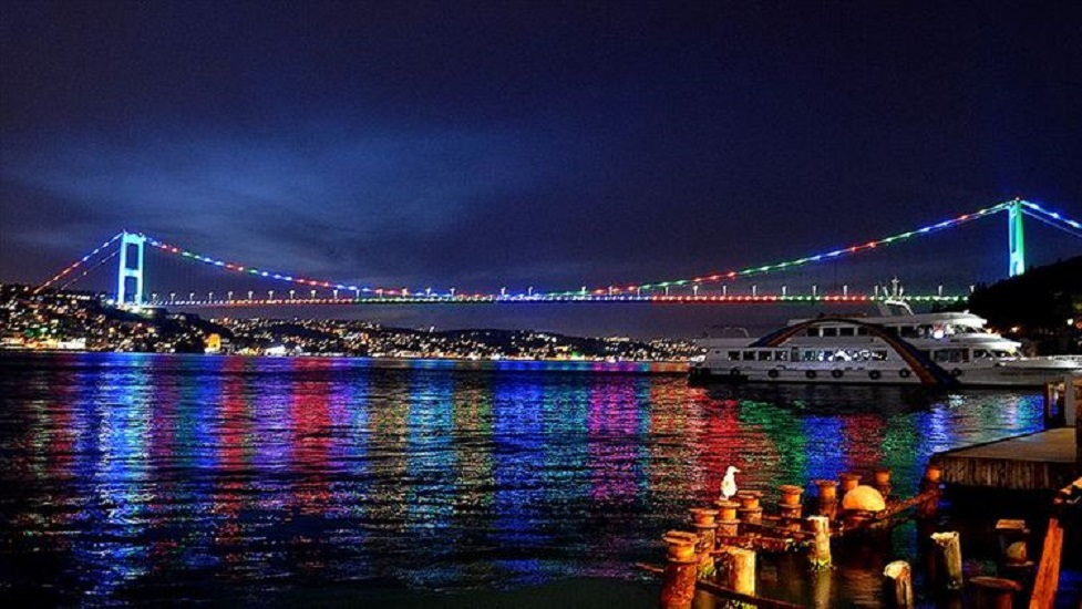İstanbulda 3 körpü Azərbaycan Bayrağının rənginə boyandı - FOTO