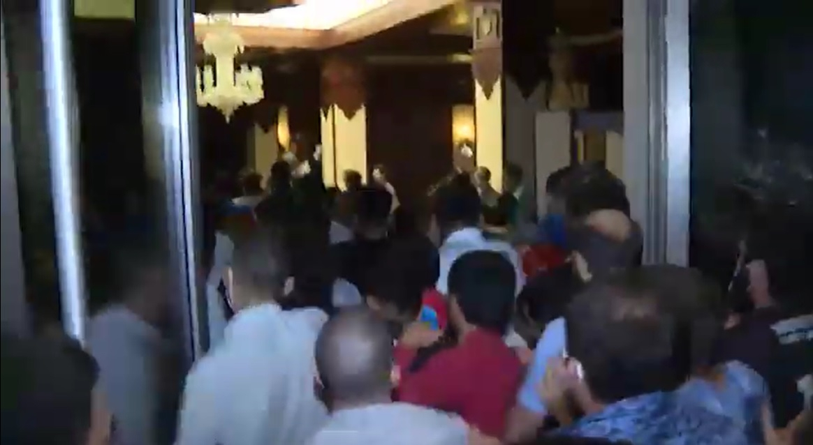 Bakıda dünən baş verən təxribat - Parlament binasında yaşananlar - VİDEO