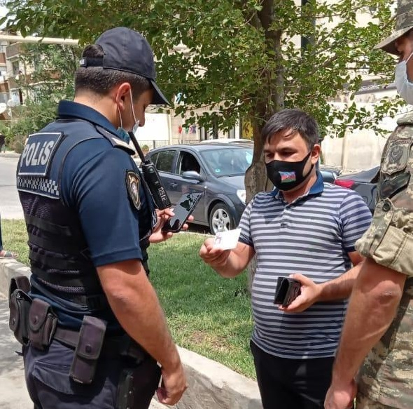 Bakı polisi karantin rejiminin qaydalarını pozan şəxsləri cərimələdi - VİDEO