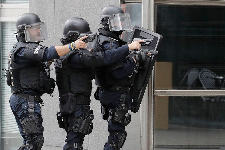 Fransada silahlı şəxs bankda insanları girov götürüb