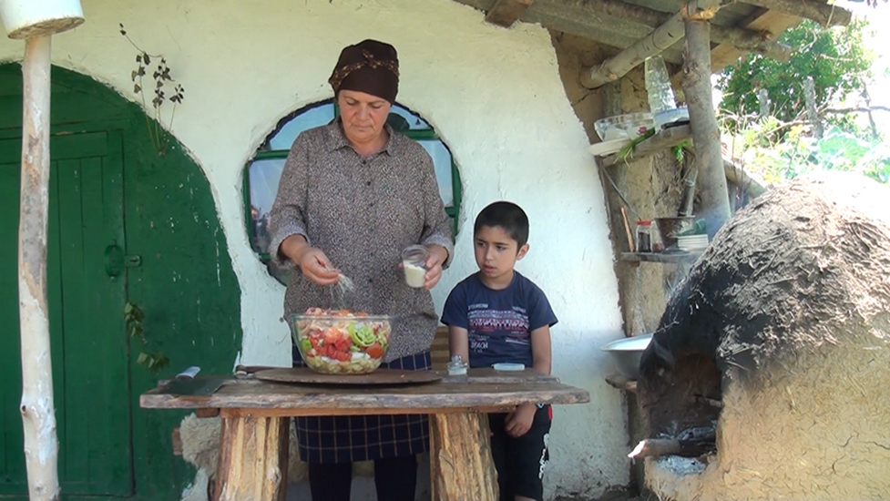 Azərbaycanlı ana və oğul dadlı yeməkləri ilə dünyada məşhurlaşdı - VİDEO