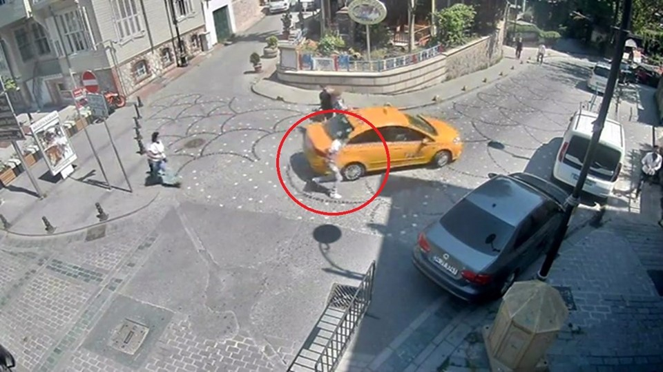 İstanbulda taksi sürücüsü azərbaycanlı turistin telefonunu oğurlayıb qaçdı - VİDEO