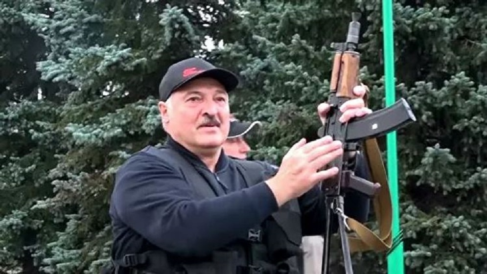 Lukaşenko əlində avtomat iqamətgahının qarşısına çıxdı - FOTO