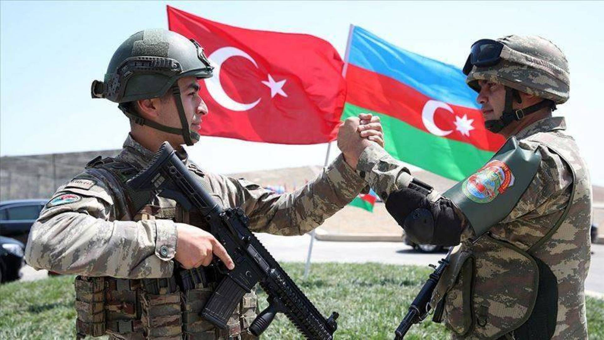Türkiyə küçələri Azərbaycan bayrağına büründü - FOTO