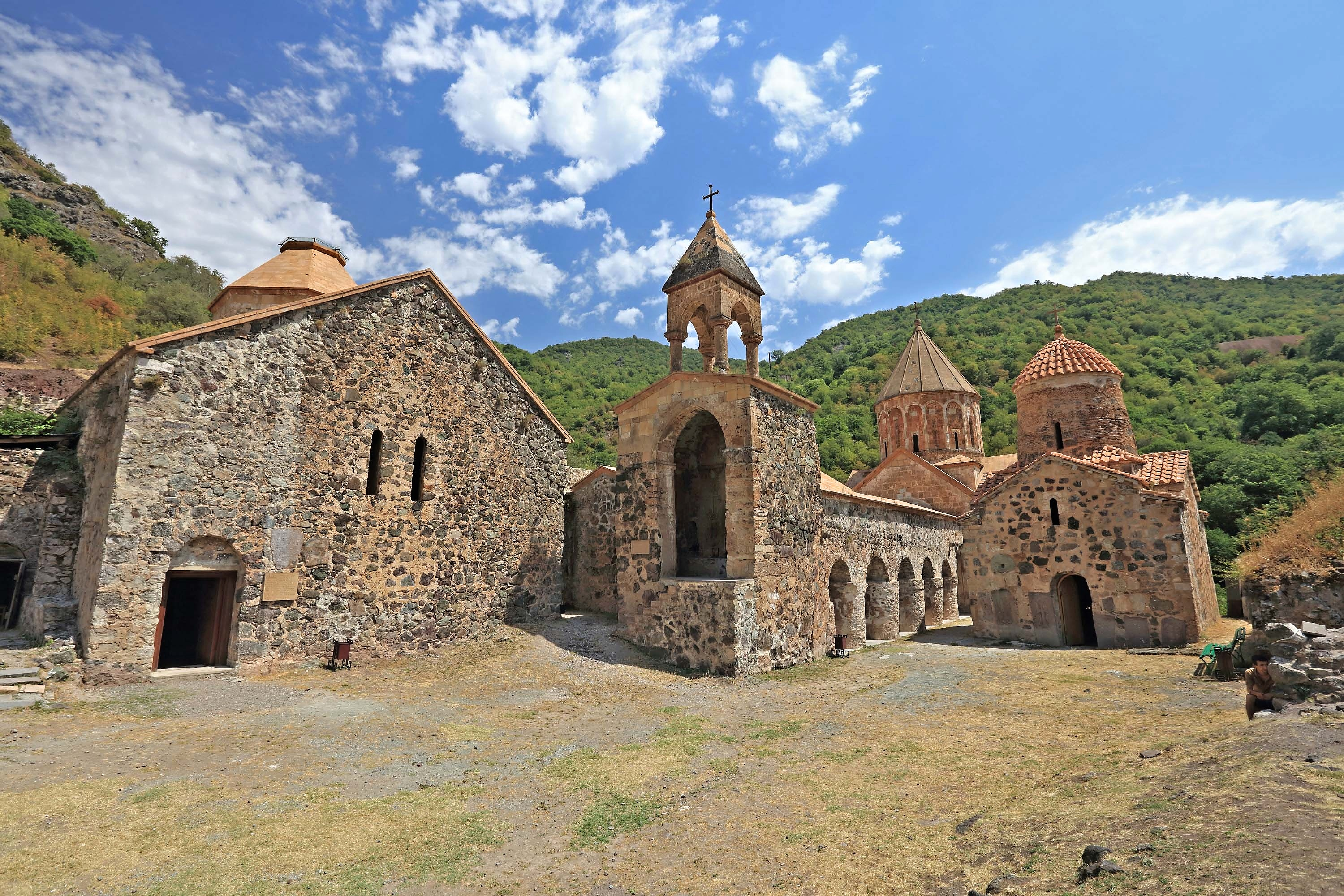 Ermənilər tarixi kompleksi dağıdır, əşyaları söküb Ermənistana aparırlar - VİDEO
