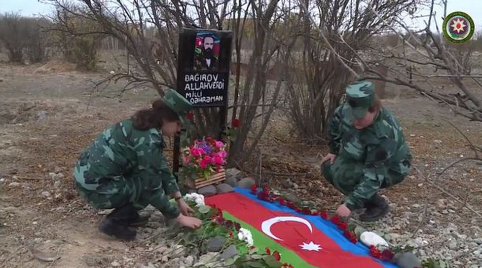 Əfsanəvi komandirin zabit qızları illər sonra atalarının Ağdamdakı məzarını ziyarət etdilər - VİDEO